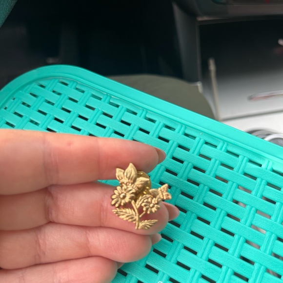 Elegant Gold Floral brooch - Picture 2 of 4